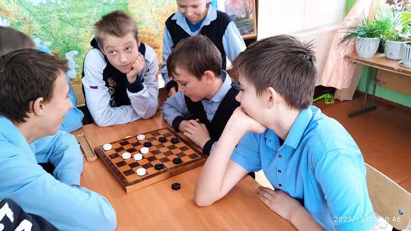 Соревнования по шашкам.